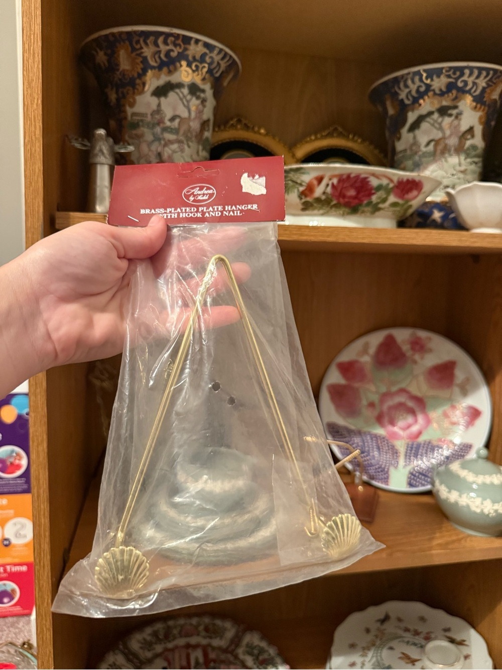 Brass-Plated Plate Hanger with Shell Feet